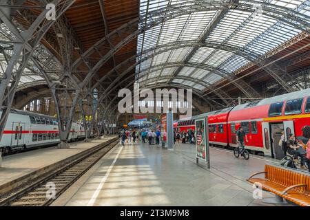 Leipzig – 11. August 2023: Der Hauptbahnhof ist der Hauptbahnhof in Leipzig, der die Stadt mit Dresden und Berlin verbindet. Stockfoto