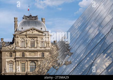 Pavillon de l’Horloge (Uhrenpavillon), auch bekannt als Pavillon Sully. Palast des Louvre Museum. Glaspyramide. Paris Frankreich, Europa, Europäische Union Stockfoto