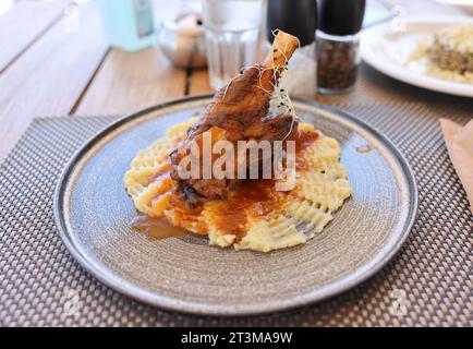 Geschmortes Lammfleisch auf der Kartoffelpüree Stockfoto