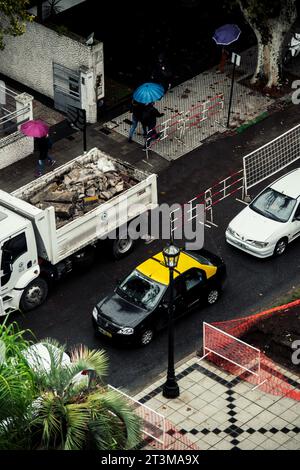 Blick auf ein Taxi auf der Straße an einem regnerischen Tag Stockfoto