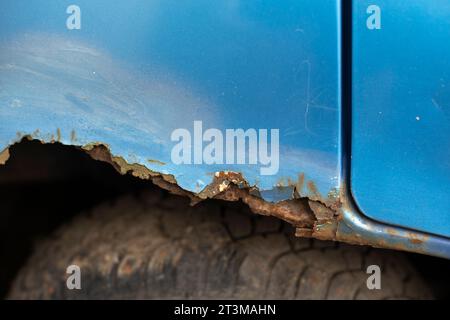 Rost auf der Karosserie. Verrottenes Metall. Beschädigter Transport. Beschädigte Autoteile. Stockfoto