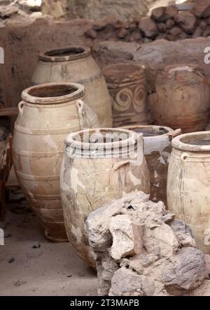 Santorini, Griechenland - 01. Juli 2021: In der prähistorischen Stadt Akrotiri, Ausgrabungsstätte einer minoischen bronzezeitlichen Siedlung, wurde antike Keramik geborgen Stockfoto