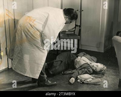 Der dänische Schauspieler Ib Schønberg und die Schauspielerin Bodil Kjer in dem Film DIN Fortid er Glemt, Dänemark 1949 Stockfoto