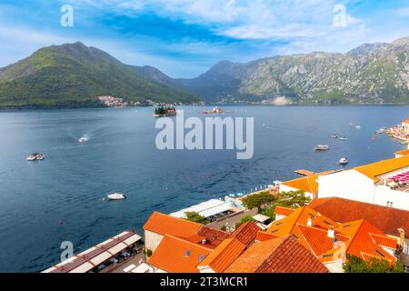 Perast, montenegrinische Häuser und Kirche unserer Lieben Frau von den Felsen und Insel St. George, Bucht von Kotor aus der Vogelperspektive Stockfoto