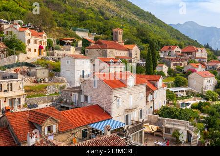 Perast, Montenegro - 21. September 2023: Häuser der antiken Stadt, Panoramablick aus einem Hochwinkel Stockfoto