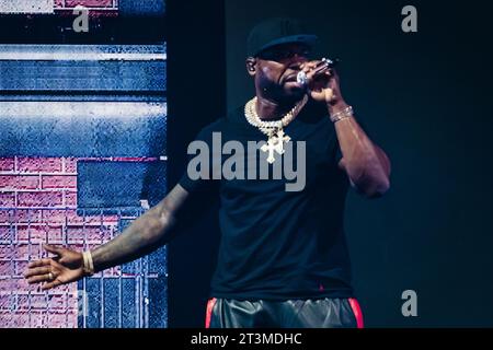 50 Cent tritt live während der Final Lap Tour im Mediolanum Forum Assago am 22. Oktober 2023 in Mailand auf (Foto: Alessandro Bremec/NurPhoto) Stockfoto