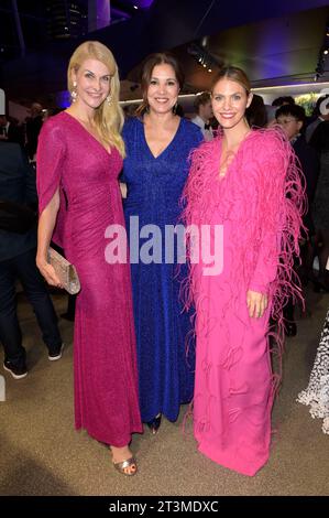 Natascha Grün, Karen Webb und Viviane Geppert bei der Verleihung vom Blauen Panther - TV & Streaming Award 2023 in der BMW Welt. München, 25.10.2023 *** Natascha Grün, Karen Webb und Viviane Geppert bei der Verleihung des Blue Panther TV Streaming Award 2023 auf der BMW Welt München, 25 10 2023 Foto:XF.xKernx/xFuturexImagex Panther 8188 Credit: Imago/Alamy Live News Stockfoto