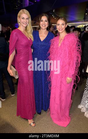 Natascha Grün, Karen Webb und Viviane Geppert bei der Verleihung vom Blauen Panther - TV & Streaming Award 2023 in der BMW Welt. München, 25.10.2023 *** Natascha Grün, Karen Webb und Viviane Geppert bei der Verleihung des Blue Panther TV Streaming Award 2023 auf der BMW Welt München, 25 10 2023 Foto:XF.xKernx/xFuturexImagex Panther 8186 Credit: Imago/Alamy Live News Stockfoto