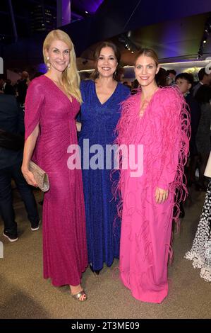 Natascha Grün, Karen Webb und Viviane Geppert bei der Verleihung vom Blauen Panther - TV & Streaming Award 2023 in der BMW Welt. München, 25.10.2023 *** Natascha Grün, Karen Webb und Viviane Geppert bei der Verleihung des Blue Panther TV Streaming Award 2023 auf der BMW Welt München, 25 10 2023 Foto:XF.xKernx/xFuturexImagex Panther 8185 Credit: Imago/Alamy Live News Stockfoto