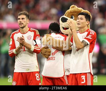 München, Deutschland. Oktober 2023. firo: 08.10.2023, Fußball, 1. Liga, 1. Bundesliga, Saison 2023/2024, 7. Spieltag FC Bayern München - SC Freiburg, Leon Goretzka, Alphonso Davies, Maskottchen Berni, Minjae Kim, FC Bayern München, Bayern, FCB, München, Halbfigur, Geste, Jubilation, Kredit: dpa/Alamy Live News Stockfoto