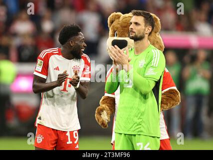 München, Deutschland. Oktober 2023. firo: 08.10.2023, Fußball, 1. Liga, 1. Bundesliga, Saison 2023/2024, 7. Spieltag FC Bayern München - SC Freiburg, Alphonso Davies, Maskottchen Berni, FC Bayern München, Bayern, FC Barcelona, München, Halbfigur, Geste, Jubilation, Quelle: dpa/Alamy Live News Stockfoto