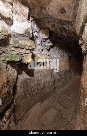 Jerusalem, Israel - 13. Oktober 2017: Unterirdischer Tunnel der Westmauer mit einem Hasmonäischen Wasserkanal entlang der Mauern des Tempelbergs in der Altstadt Stockfoto