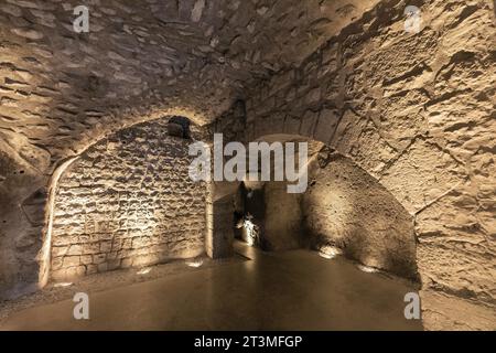 Jerusalem, Israel - 13. Oktober 2017: Unterirdischer Tunnel der Westmauer mit großer Passage entlang der Mauern des Tempelbergs in der Altstadt von Jerusalem Stockfoto