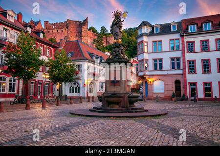 Heidelberg, Deutschland. Stadtbild der historischen Innenstadt von Heidelberg, Deutschland bei schönem Herbstuntergang. Stockfoto