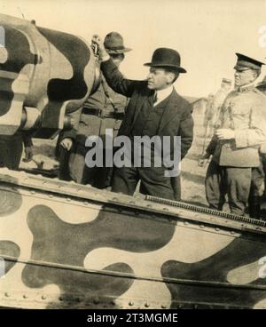 US-amerikanischer Kriegsminister Newton D. Baker, der die Artillerieführung betreibt, Frankreich 1918 Stockfoto