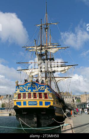 Altes Schiff im Hafen von Saint-Malo Stockfoto