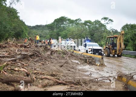 Chilpancingo. Oktober 2023. Dieses Foto, das am 25. Oktober 2023 aufgenommen wurde, zeigt eine blockierte Straße, nachdem der Hurrikan Otis durch Chilpancingo im Bundesstaat Guerrero, Mexiko, gerissen wurde. Hurrikan Otis hat einen Großteil der Küste entlang des mexikanischen Bundesstaates Guerrero verwüstet, nachdem er am Mittwochmorgen als Sturm der Kategorie 5 an Land gekommen war, sagte Präsident Andres Manuel Lopez Obrador am Mittwoch. Quelle: Dassaev Tellez Adame/Xinhua/Alamy Live News Stockfoto