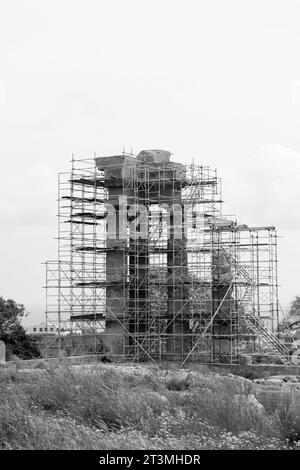 Akropolis von Rhodos, Tempel des Pythion Apollo im Bau, der auf dem Hügel Monte Smith in Schwarz-weiß steht Stockfoto