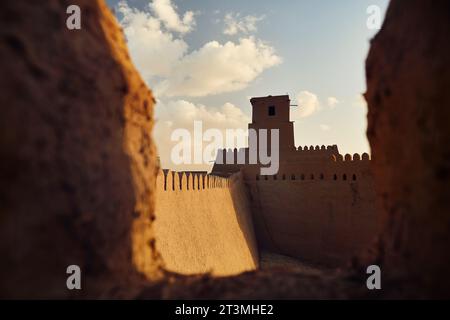 Sonnenuntergang an den Mauern der alten Festung der Arche Kunya mit Turm in Chiwa, Ichan Kala Stadt in Usbekistan. Stockfoto