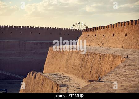 Stadtmauern der alten Stadt Chiwa und bewölkter blauer Himmel in Usbekistan Stockfoto