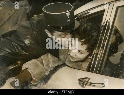 Die italienische Schauspielerin Gina Lollobrigida wurde von einem französischen Polizisten geküsst, Frankreich 1950er Jahre Stockfoto