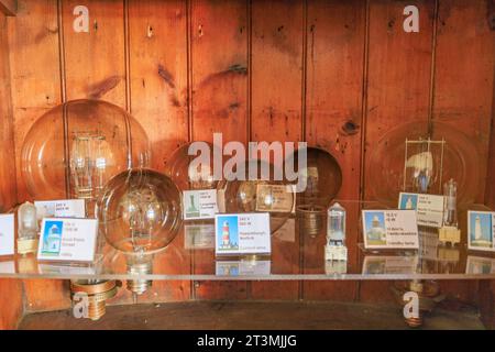 Eine Auswahl verschiedener Leuchtturmlampen, die im Leuchtturm von Happisburgh, Norfolk, der ältesten Arbeitsleuchte in East Anglia, England, ausgestellt werden Stockfoto