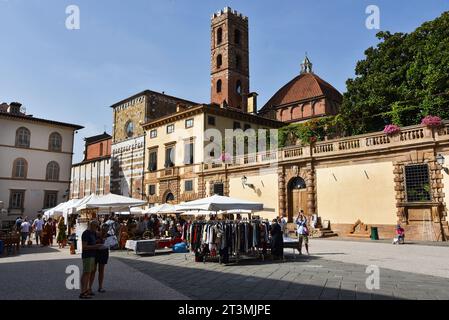 Lucca, Italien. September 2023. Der sonntägliche Flohmarkt in Lucca. Hochwertige Fotos Stockfoto