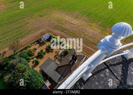 Wächtergarten am Leuchtturm von Happisburgh, Norfolk, von der Laternengalerie aus gesehen. Das Licht ist das älteste Arbeitsbeispiel in East Anglia, England. Stockfoto