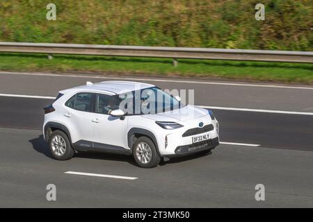 2022 Toyota Yaris Cross Icon HEV Auto VVT-H 116 E-CVT Auto Start/Stopp White Car SUV Hybrid Electric 1490 ccm; Fahrt auf der Autobahn M6 im Großraum Manchester, Großbritannien Stockfoto