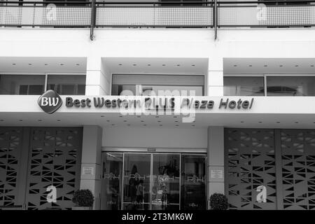 BEST Western Plus Plaza Rhodos-Schild und Eingang zum 4-Sterne-Hotel im modernen Zentrum von Rhodos in Schwarz-weiß Stockfoto