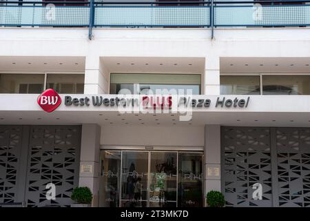 BEST Western Plus Plaza Rhodos-Schild und Eingang zum 4-Sterne-Hotel im modernen Zentrum von Rhodos Stockfoto