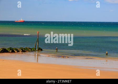 Meeresfischer bei Ebbe am Strand in Sheringham, Norfolk, England, Großbritannien Stockfoto