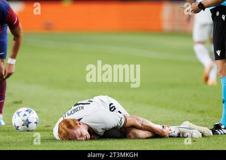 Barcelona, Spanien. Oktober 2023. Konoplya verletzte sich während des Champions-League-Spiels zwischen dem FC Barcelona und Shakhtar Donetsk beim Estadi Olimpic Lluis Companys in Barcelona. Quelle: Christian Bertrand/Alamy Live News Stockfoto