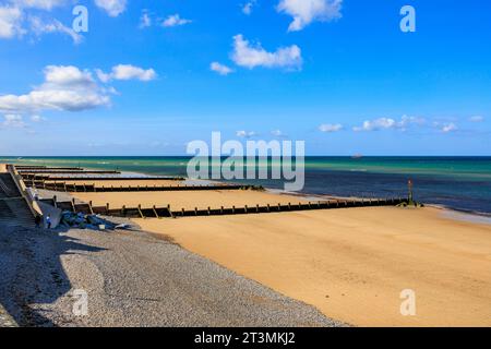 Die attraktiven Holzküchen am Strand von Sheringham, Norfolk, England, Großbritannien Stockfoto