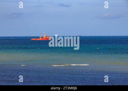 Ein Offshore-Windpark ist vom Strand in Sheringham, Norfolk, England, zu sehen Stockfoto