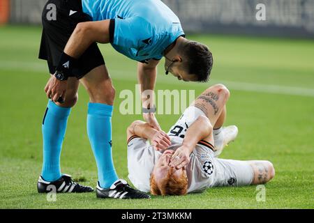 Barcelona, Spanien. Oktober 2023. Konoplya verletzte sich während des Champions-League-Spiels zwischen dem FC Barcelona und Shakhtar Donetsk beim Estadi Olimpic Lluis Companys in Barcelona. Quelle: Christian Bertrand/Alamy Live News Stockfoto