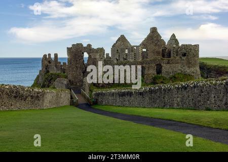 Dunluce Castle ist eine mittelalterliche Burgruine an der Antrim Coast in Nordirland. Stockfoto