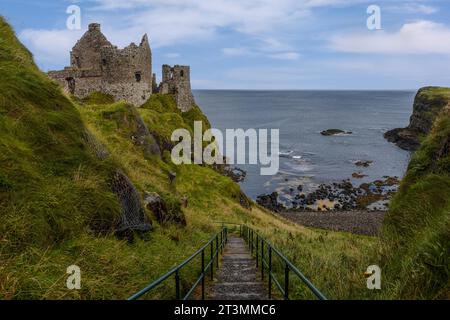 Dunluce Castle ist eine mittelalterliche Burgruine an der Antrim Coast in Nordirland. Stockfoto