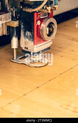 Laserschneiden von Holz. Moderne Maschinentechnik Stockfoto
