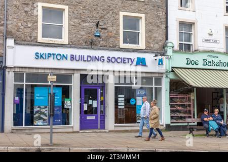 Skipton Building Society Niederlassung in Clitheroe High Street, Ribble Valley, Lancashire, England, Großbritannien, 2023 Stockfoto