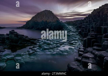 Der Giant's Causeway ist ein UNESCO-Weltkulturerbe an der Küste Nordirlands. Es ist ein geologisches Wunder, das aus über 40.000 int besteht Stockfoto