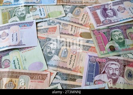 Stapel mongolischer Tögrög-Banknoten als Hintergrund. Stockfoto