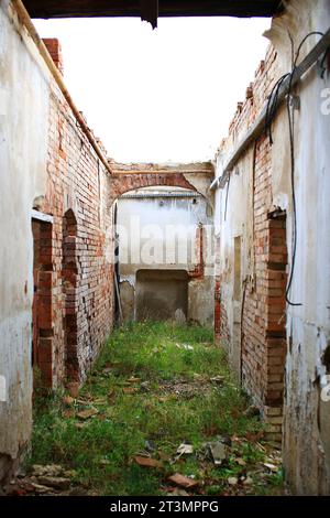 Blick durch den Flur eines verlassenen Gebäudes ohne Dach. Stockfoto