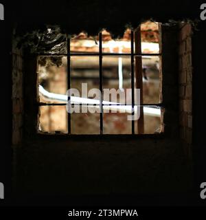 Gitterfenster im Keller, im Kerker oder im Gefängnis. Stockfoto