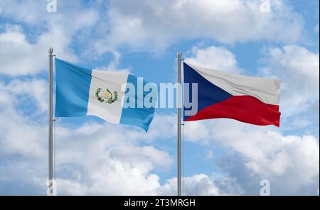 Die Flagge der Tschechischen Republik und Guatemalas schwenkt zusammen auf blauem bewölktem Himmel, zwei Länder-Beziehungskonzept Stockfoto