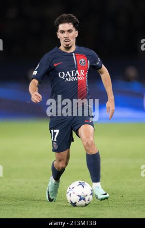 Paris, Frankreich. September 2023. Vitinha von Paris Saint-Germain im Spiel der UEFA Champions League zwischen Paris Saint-Germain und dem AC Milan am 25. Oktober 2023 im Parc des Princes in Paris. Foto: David Niviere/ABACAPRESS.COM Credit: Abaca Press/Alamy Live News Stockfoto