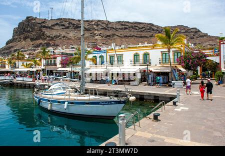 GRAN CANARIA, SPANIEN - 31. Juli 2023: Boot im kleinen Hafen von Playa de Mogan auf der Kanaryninsel Gran Canaria Stockfoto