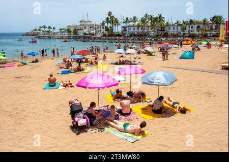 GRAN CANARIA, SPANIEN - 31. Juli 2023: Der Strand von Playa de Mogan auf der Kanarischen Insel Gran Canaria Stockfoto