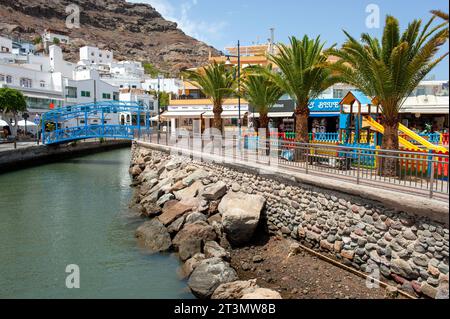 GRAN CANARIA, SPANIEN - 31. Juli 2023: Das Zentrum von Playa de Mogan auf der Kanarischen Insel Gran Canaria Stockfoto