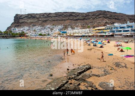 GRAN CANARIA, SPANIEN - 31. Juli 2023: Der Strand von Playa de Mogan auf der Kanarischen Insel Gran Canaria Stockfoto